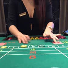 Studio Pretty Gaming gamelan togel dengan dealer langsung, kamera multi-sudut, dan antarmuka kasino premium
